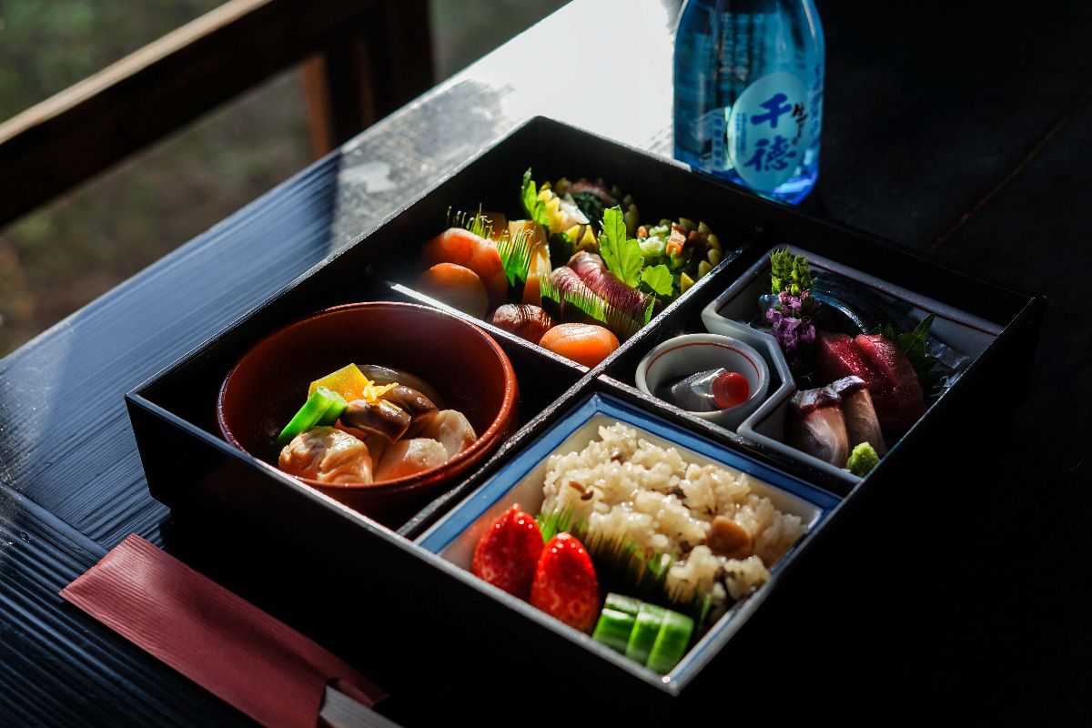 夕朝食付き(「喜庵 一能」松花堂御膳と地酒)※部屋食 - 2