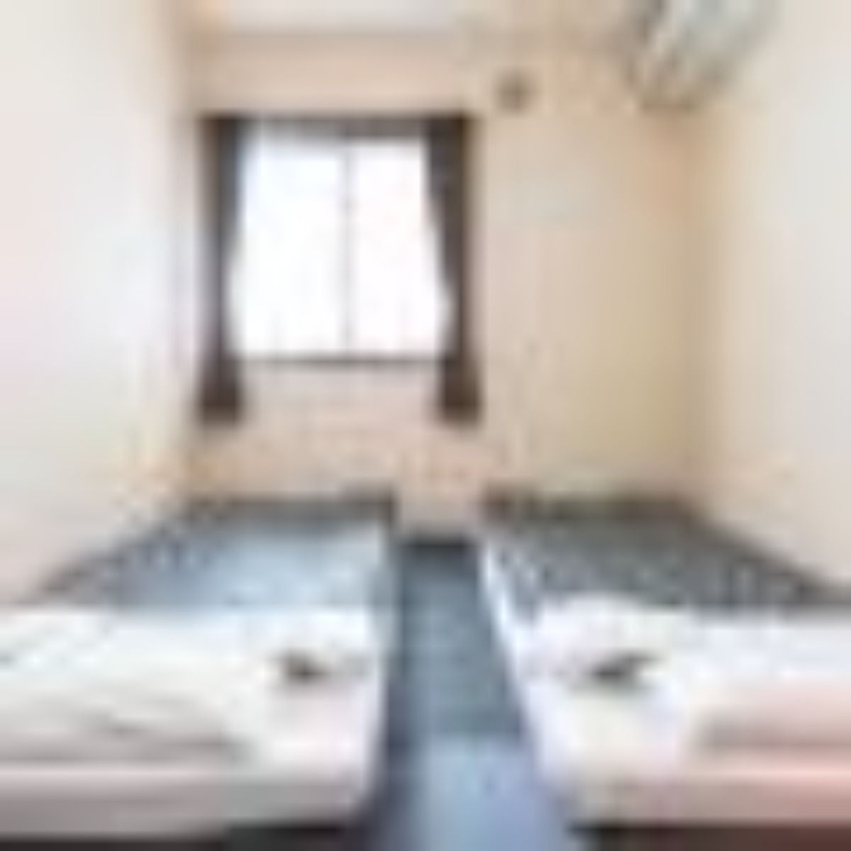Twin room with shared bathroom - 3