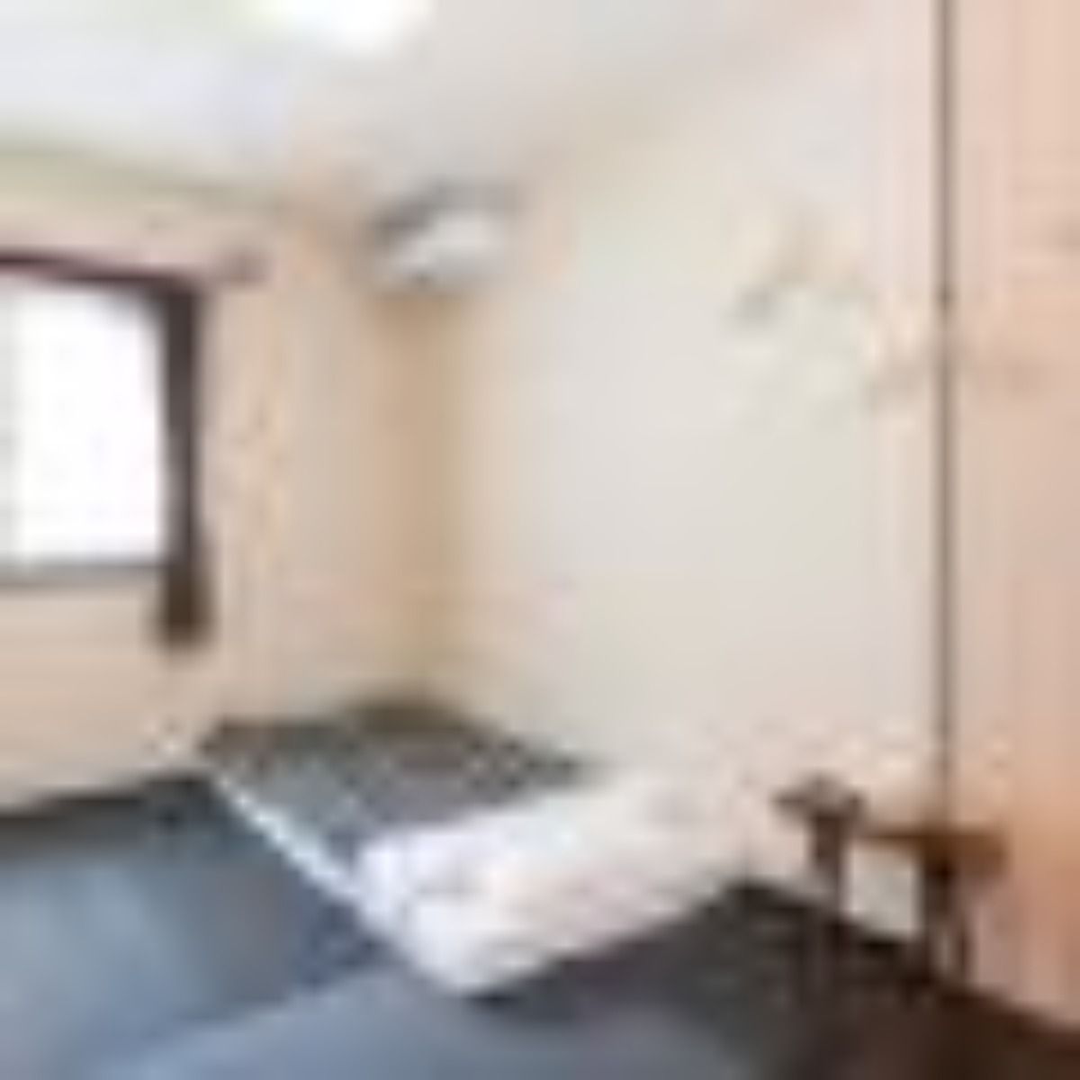Twin room with shared bathroom - 6