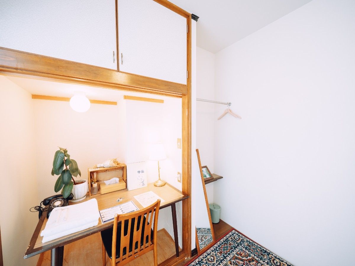 TRAIN ROOM - 2