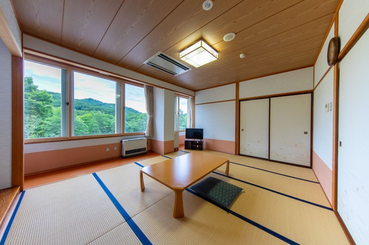 自然を望む和室（最大5名／畳でくつろぐ）