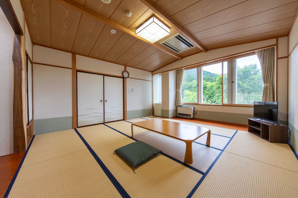 自然を感じる広めの和室（最大6名／畳でくつろぐ）
