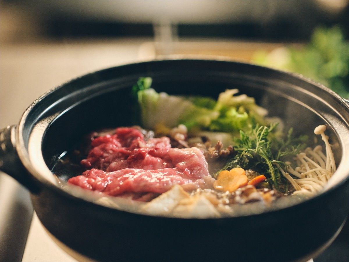 堀こたつで囲う、上質なお肉と地元野菜のすき焼きプラン