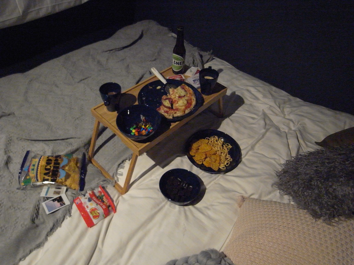 BINGE WATCHING in SHE,ATRE - 3