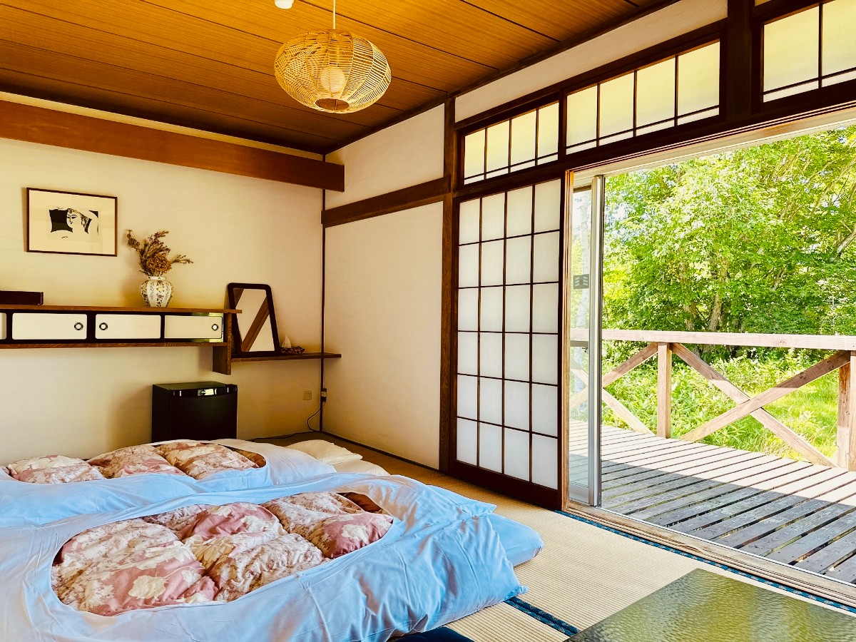 白樺と山を望む【角部屋和室】広いウッドデッキ付き・トイレなし