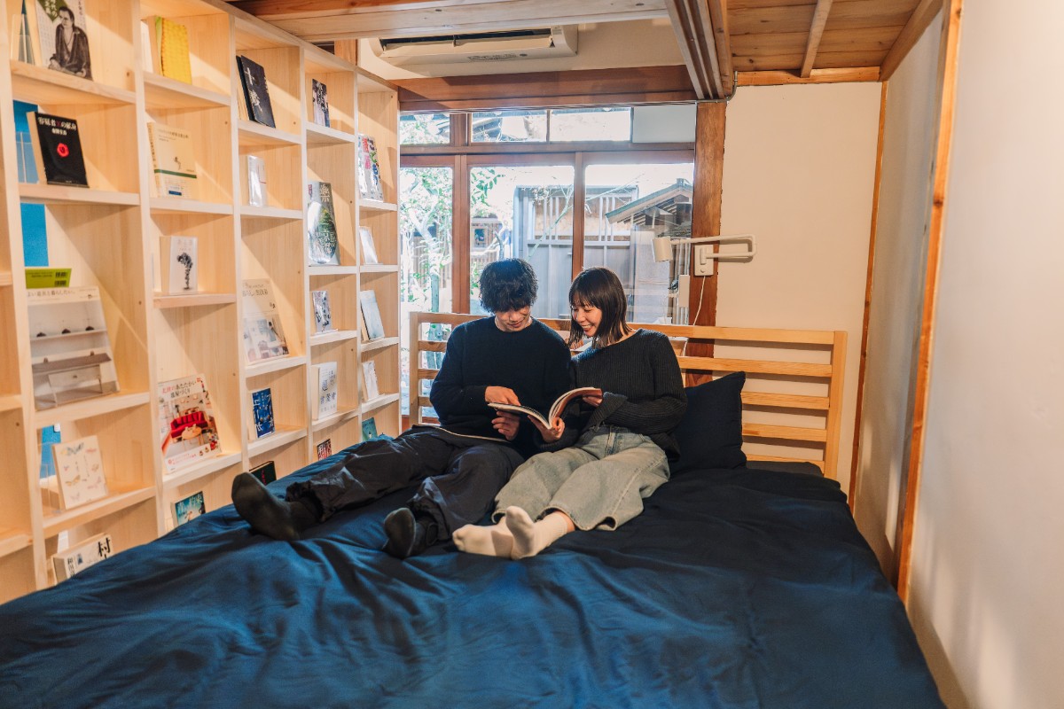 うみの図書館 (泊まれる図書館)