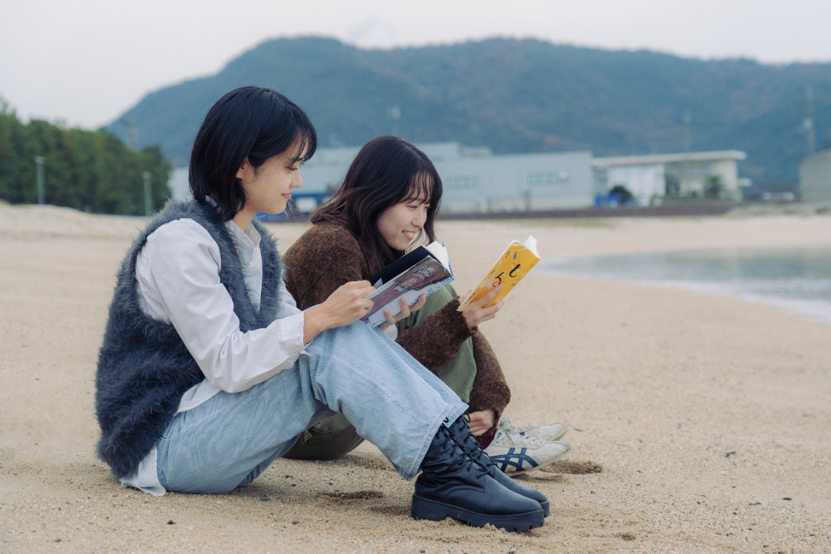 うみの図書館 (泊まれる図書館)