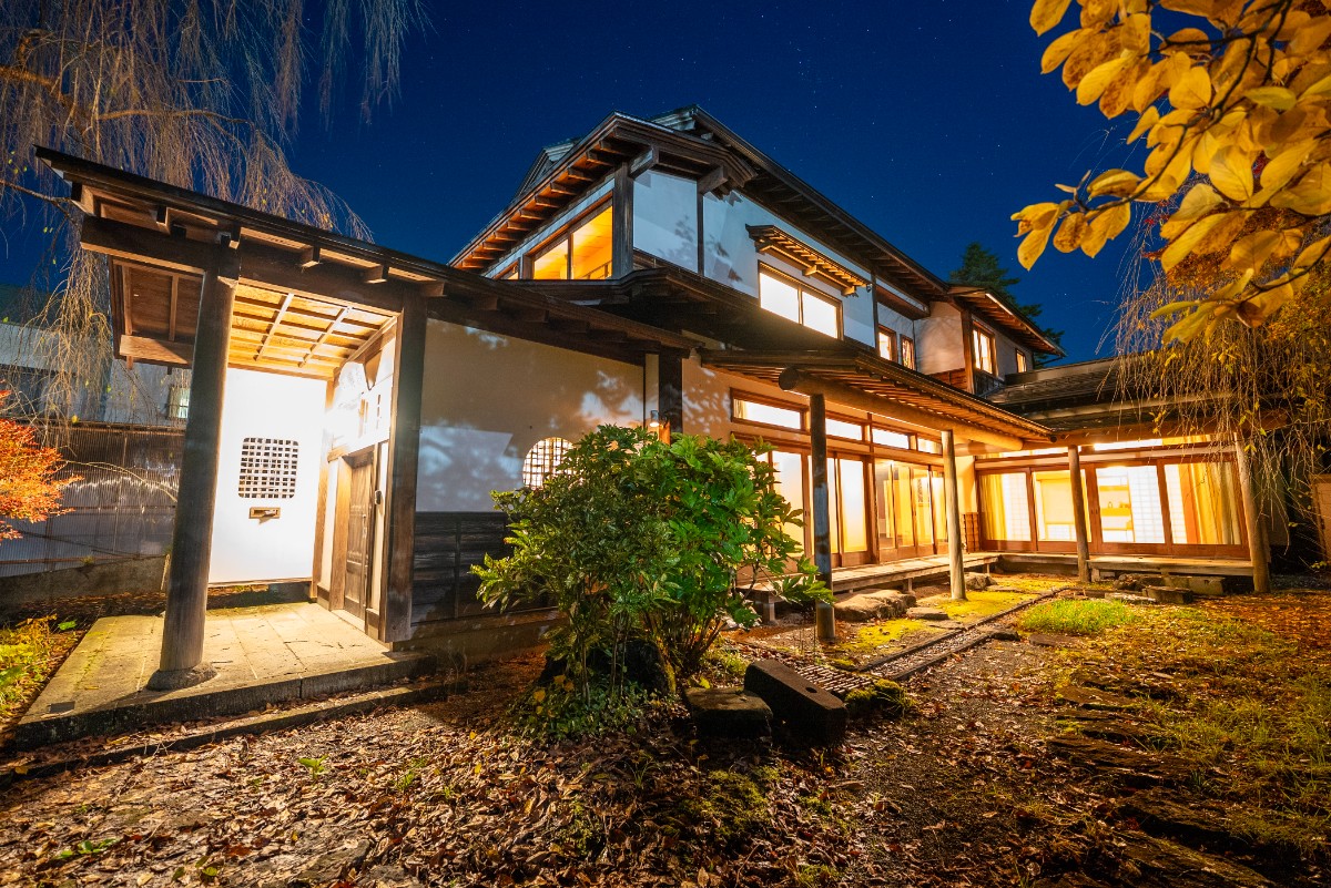 Stay and Discover Sanrakuso (三楽荘)
