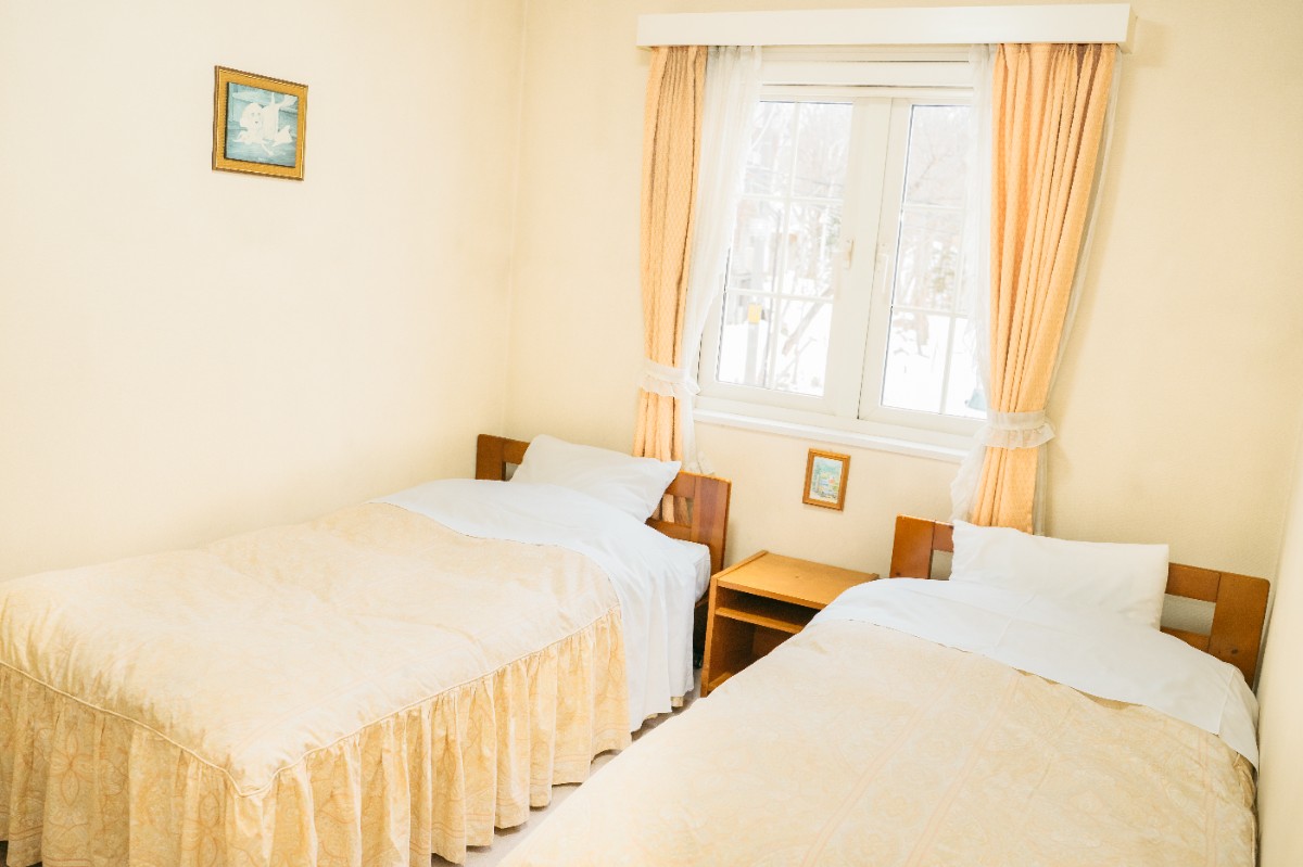 Twin room with bathroom